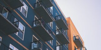 Porównanie rynku pierwotnego i wtórnego w Polsce - który lepszy do zakupu mieszkania na sprzedaż?