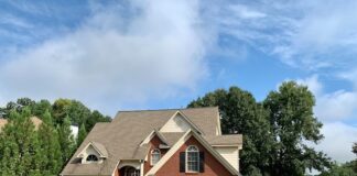 Czy warto korzystać z usług pośredników przy sprzedaży domu? Plusy i minusy pracy z agentem nieruchomości.